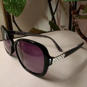 Bebe Bb 7096 Sunglasses, plus a case as gift